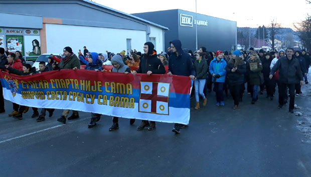 Директор гимназије претио професорима због литија, родитељи му одговорили и упоредили га са Енвером Хоџом